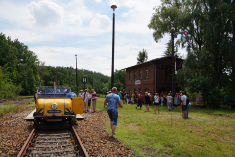 Am 27. Juni 2021 entstand in Wechselburg die Aufnahme von der Ankunfts- und Abfahrtsstelle der Schienentrabifahrten. Foto: Thomas Krauß